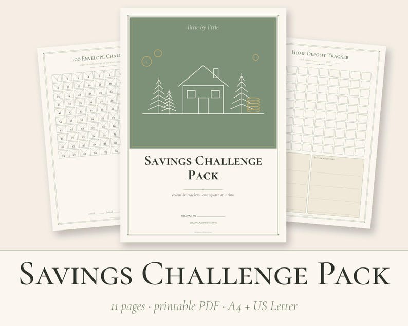 Puede incluir: Un conjunto de archivos PDF imprimibles Savings Challenge Pack con una portada verde salvia que muestra un gr&aacute;fico de l&iacute;neas blancas de una casa y pinos. El texto dice Savings Challenge Pack, 100 Envelope Challenge y Home Deposit Tracker.