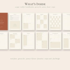 Pu&ograve; includere: Un set di pianificatori di pasti digitali con una copertina color terracotta e undici pagine color crema con griglie e linee. Il testo recita WHAT'S INSIDE, 12 pages, weekly & monthly plans, grocery list, pantry, freezer, recipes, meal plans.