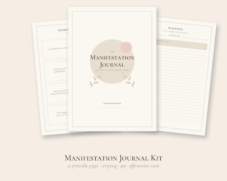 Pode incluir: Um kit de di&aacute;rio de manifesta&ccedil;&atilde;o imprim&iacute;vel com tr&ecirc;s p&aacute;ginas de fundo creme e texto escuro. A p&aacute;gina central exibe o t&iacute;tulo The Manifestation Journal, a quiet place to enter your next chapter, com ilustra&ccedil;&otilde;es bot&acirc;nicas de linhas.