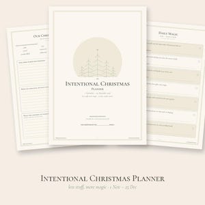K&ouml;nnte beinhalten: Ein beigefarbener Planer mit dem Titel An Intentional Christmas Planner und einer Strichzeichnung von Tannenb&auml;umen in einem Kreis. Die Seiten enthalten Abschnitte f&uuml;r Our Christmas und Daily Magic mit Aufforderungen zur Reflexion und Planung von November bis Dezember.