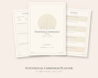 Pode incluir: Um planejador bege intitulado An Intentional Christmas Planner com um desenho de linha de pinheiros dentro de um círculo. As páginas incluem seções para Our Christmas e Daily Magic com sugestões para reflexão e planejamento de novembro a dezembro.