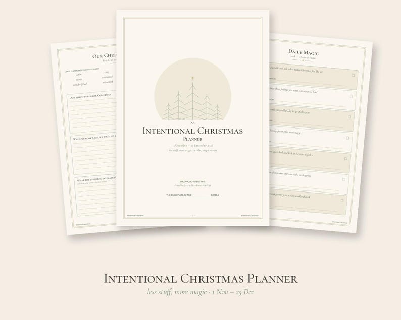 K&ouml;nnte beinhalten: Ein beigefarbener Planer mit dem Titel An Intentional Christmas Planner und einer Strichzeichnung von Tannenb&auml;umen in einem Kreis. Die Seiten enthalten Abschnitte f&uuml;r Our Christmas und Daily Magic mit Aufforderungen zur Reflexion und Planung von November bis Dezember.