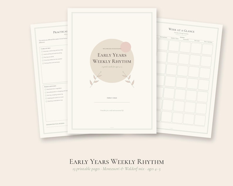 Puede incluir: Un conjunto de tres p&aacute;ginas imprimibles tituladas Early Years Weekly Rhythm. La p&aacute;gina central presenta un c&iacute;rculo beige, un peque&ntilde;o punto rosa y hojas dibujadas. La p&aacute;gina izquierda enumera tareas y la derecha una cuadr&iacute;cula semanal.
