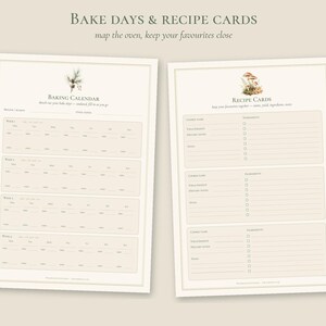 以下が含まれることがあります： BAKE DAYS & RECIPE CARDSと書かれた2枚の印刷シート。左側は4週分のグリッドと松の枝のイラストがあるBAKING CALENDAR。右側は3つのセクションとキノコのイラストがあるRECIPE CARDS。
