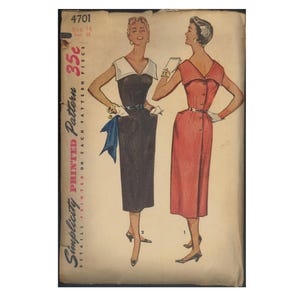 Può includere: Busta di cartamodello Simplicity vintage con illustrazioni di due abiti. Uno è nero con colletto bianco, l'altro rosso. La busta riporta la scritta "Simplicity Printed Pattern" e il prezzo "35c".