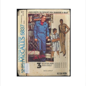 Peut inclure: Un patron de couture pour une combinaison. Le patron est de McCall's et porte le numéro 5837. Le patron est pour les tailles 42-44-46. Le patron est conçu par John Weitz et fait partie d'une série de patrons de taille. Le patron est pour une combinaison pour homme.