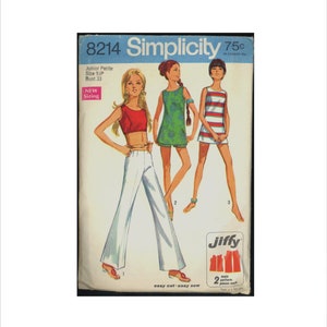 Puede incluir: Patrón de costura Simplicity número 8214 para una talla junior petite 9JP con un contorno de pecho de 84 cm. El patrón incluye tres estilos diferentes de vestidos, uno con una blusa blanca y pantalones blancos, otro con un vestido verde y otro con un vestido a rayas rojas y blancas. El patrón está etiquetado como "Jiffy" y dice "corte fácil - costura fácil".