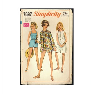 Peut inclure: Patron de couture Simplicity numéro 7697 pour une robe demi-taille avec un tour de poitrine de 89 cm. Le patron comprend trois styles de robes différents, l'un à manches courtes, l'autre à manches longues et le dernier sans manches. Le patron est imprimé sur un fond blanc avec un titre rouge et noir.