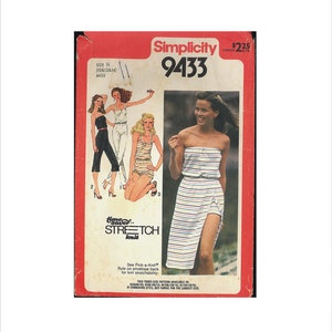 Può includere: Modello di cucito Simplicity numero 9433 per un abito, una tuta e una camicetta. Il modello è per le taglie 10, 12 e 14. Il modello è per tessuto a maglia elasticizzato. Il modello costa $ 2,25.