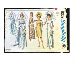 Puede incluir: Un patrón de costura vintage Simplicity para un vestido de novia. El patrón es para las tallas 12 y 14 e incluye cuatro estilos diferentes de vestidos. El patrón es de la década de 1960 y presenta un diseño floral.