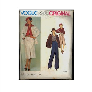 Può includere: Un modello di cucito vintage Vogue Paris Original con design di Jean Patou. Il modello è per un abito con gonna e pantaloni. Il numero del modello è 1283.