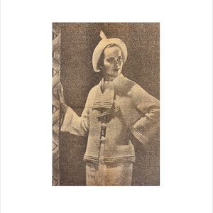 Può includere: Una donna indossa un cardigan bianco lavorato a maglia con una sciarpa abbinata e un cappello bianco. Il cardigan ha una trama a coste e una forma leggermente svasata. La donna è in piedi con la mano sul fianco.