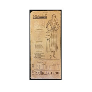 Può includere: Un modello di cucito vintage per un abito, con una donna che indossa un abito a quadri con una cintura. Il modello è intitolato "Excella Patterns" e include il numero "E3901" e il prezzo "15 Cents".