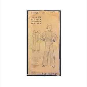 Può includere: Un modello di cucito vintage per un completo pantalone a righe. Il modello si chiama "The New Excella Beginner's Pattern" ed è di taglia 8. Il modello è stampato su carta marrone con un'illustrazione in bianco e nero di una donna che indossa il completo pantalone.