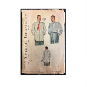 Può includere: Un modello di cucito vintage Simplicity per una camicia da uomo, con una camicia bianca con una cravatta rossa e una camicia a righe blu. Il numero del modello è 1654 e la taglia è 15 1/2. Il testo "You are always in style when you sew with Simplicity" è in fondo al modello.