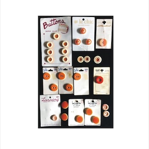Lot de 28 boutons vintage en plastique orange, styles assortis, tailles, condition Le Chic Scovill La Vie La Petite Lansing Quelques cartes Sky City