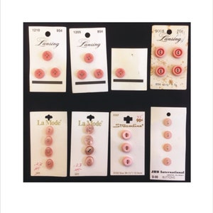 Lotto 26 inutilizzati piccoli bottoni di plastica rosa stili misti aziende carte Lansing La Mode JHB Streamline