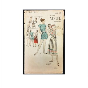 Può includere: Modello di cucito vintage Junior Vogue per un abito halter e un grembiule. Il modello è stampato su carta e mostra una donna che indossa l'abito e il grembiule. Il numero del modello è 3144 e il prezzo è di 50 centesimi. Il modello è per una taglia.