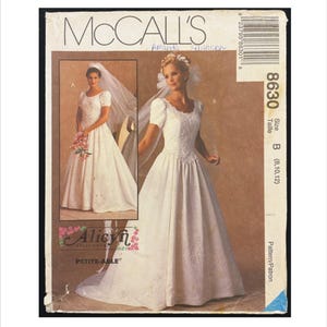 Puede incluir: Un patrón de McCall's para un vestido de novia, talla B (8, 10, 12). El patrón es para un vestido blanco con un corpiño de encaje y una falda completa. El patrón se llama "Alicyn" y es adaptable a tallas pequeñas.
