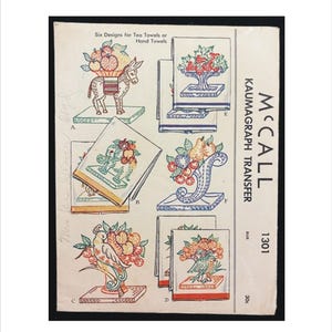 Peut inclure: Feuille de transfert Kaumagraph McCall vintage avec six motifs pour torchons ou serviettes à main. Les motifs comprennent des illustrations de paniers de fruits, d'un âne et d'un oiseau. La feuille est étiquetée "1301" et marquée "30c".