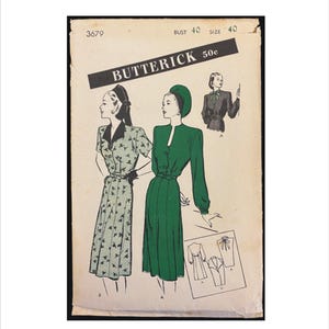 以下が含まれることがあります： 女性用ドレスのイラストが描かれた、ヴィンテージのButterickの裁縫パターン。 パターンの表紙には「BUTTERICK」の文字と「BUST 40」や「SIZE 40」などの詳細が記載されています。 表紙のイラストは、ドレスを着た2人の女性と、追加のドレス図を示しています。