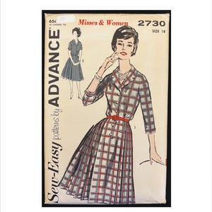 以下が含まれることがあります： チェック柄のドレスのデザインが特徴のヴィンテージ裁縫パターン。イラストは、赤いベルトが付いたボタンダウンのドレスを着た女性を示しています。パターンには「Misses & Women 2730、サイズ18」と「Sew-Easy patterns by ADVANCE」というテキストが含まれています。