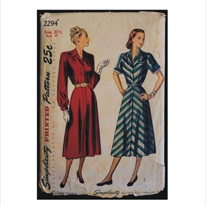 Peut inclure: Patron de couture Simplicity imprimé vintage, numéro 2294, avec des illustrations de deux robes. L'une est rouge avec des manches longues, l'autre est une robe rayée verte et blanche à manches courtes. Le patron est marqué "25c".