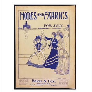 Op de afbeelding: Vintage advertentie in blauw en wit, getiteld "MODES AND FABRICS FOR JVLY". Het bevat illustraties van vrouwen in kleding uit die tijd. De tekst bevat "Baker & Fox, Smith-Corcoran Block" en de handtekening van de kunstenaar.
