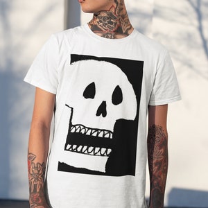 Op de afbeelding: Wit T-shirt met een zwart-witte afbeelding van een schedel met een open mond.