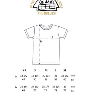 Op de afbeelding: Maattabel voor een T-shirt met maten in inches en centimeters. De tabel toont de maten voor de borst (a) en de lengte (b) van het T-shirt in de maten XS, S, M, L en XL. De tekst "In ink we trust print we must The Rollus1" staat bovenaan de tabel.
