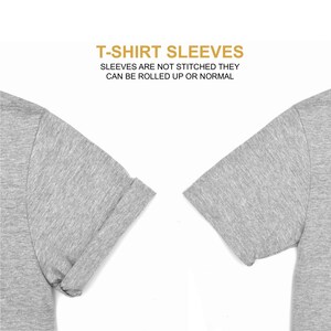 Puede incluir: Una camiseta gris de manga corta. Las mangas no est&aacute;n cosidas en los extremos, por lo que se pueden enrollar o llevar normalmente. "T-shirt Sleeves" est&aacute; escrito en letras doradas sobre la imagen. "Sleeves are not stitched they can be rolled up or normal" est&aacute; escrito en letras negras debajo de la imagen.