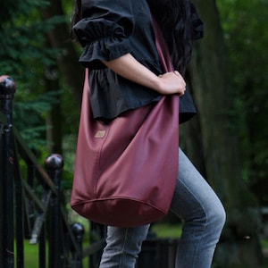 Sac bohème, cuir vegan, fermeture éclair | Bohème, hippie, style simple | Grand sac à bandoulière bordeaux | Sac hobo surdimensionné, large bandoulière, poches