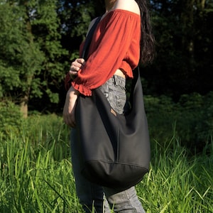 Schwarze Hippie Tasche Crossbody, Boho Tasche. Große Hobo Tasche mit Reißverschluss, individuelle Länge, breite Riemen, Taschen. Veganes Leder. Boho, Minimalistisch.