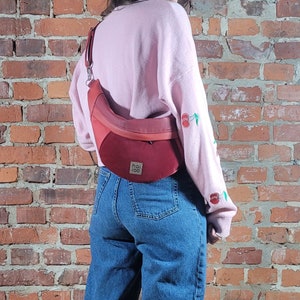 Rote Gürteltasche, City Sling Bag, Öko-Leder, vegane Tasche, Gürteltasche, hochwertige Tasche, Knödeltasche, Gürteltasche, Geschenk für Sie