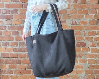 Bolso tote de nobuk vegano color topo, bolso urbano extragrande e impermeable.