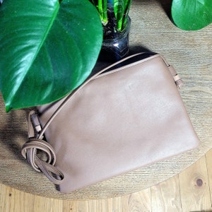 Mini Crossbody Clutch Bag, dunkelbeige Tasche, minimalistische Geldbörse, Handytasche, Brautjungfer Geschenk, vegane Lederhandtasche, Hochzeit, handgemacht