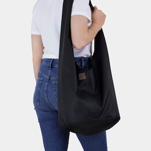 Czarna torba typu hobo, styl boho • Prezent dla niej • Torba ze skóry wegańskiej, wegańska torebka • Torba typu hobo na ramię, do noszenia na co dzień, torba typu slouch, torba hippie