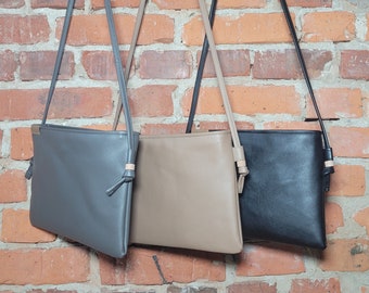 Piccola borsa a tracolla in ecopelle, pochette beige scuro, borsa semplice