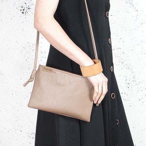 Petite pochette beige foncé, sac à main minimaliste chic, sac à main esthétique en similicuir, bandoulière, fête de mariage, sac de mariée, mode lente