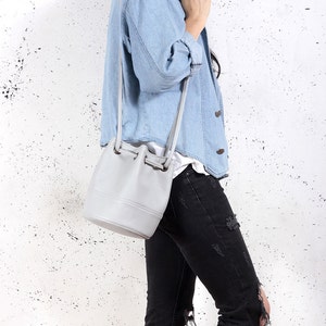 Saq bag light grey bucket bag crossbody shoulder pouch sac purse drawstring vegan faux leather two pockets with zipper simple everyday