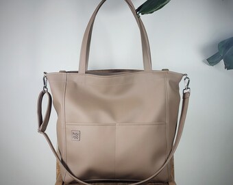 Bolso tote de piel vegana color beige oscuro, bandolera extragrande con bolsillos y correa ajustable.