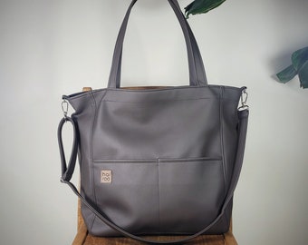 Bolso tote de piel vegana color topo, bolso urbano extragrande con correa ajustable.