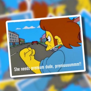 Ona potrzebuje Premium Dude! Premiummm! | Naklejki nostalgiczne | The Simpsons | Retro 90 | Klasyczne pory roku Simpsons | Naklejka na samochód | Naklejka na korek wlewu paliwa