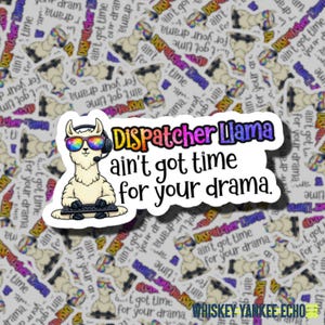 Könnte beinhalten: Ein Aufkleber mit einem Lama, das eine Regenbogen-Sonnenbrille und ein Headset trägt und auf einer Tastatur tippt. Der Text auf dem Aufkleber lautet "Dispatcher Llama ain't got time for your drama" in farbenfrohem Text. Der Hintergrund ist ein Muster ähnlicher Aufkleber.