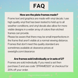 Puede incluir: Preguntas frecuentes sobre los marcos de placas hechos con calcoman&iacute;as de vinilo. El texto explica que los marcos est&aacute;n hechos con vinilo de alta calidad y est&aacute;n disponibles individualmente o en juegos de 2. Se proporciona un c&oacute;digo de descuento para comprar juegos de 2.