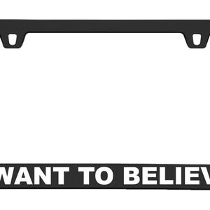Puede incluir: Marco de matr&iacute;cula negro con texto blanco que dice "I WANT TO BELIEVE".
