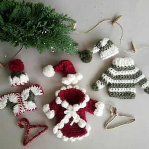 CROCHET PATTERN Miniature Pull Santa Hats Ornements Gift Toppers Christmas Decor Téléchargement instantané PDF