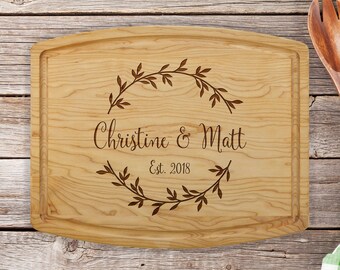 Engraved Wreath Cutting Board – Personalized Wedding, Anniversary Gift