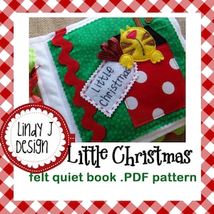 Könnte beinhalten: Ein Filz-Leisebuch-Muster für ein Weihnachts-Babyspielzeug. Das Buch hat eine rote Tasche mit weißen Punkten und eine gelbe Katze, die herausguckt. Der Titel "Little Christmas" ist in Schwarz auf grünem Hintergrund geschrieben.