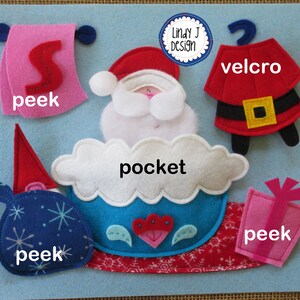 Op de afbeelding: Een kerst-speelset van vilt met een kerstmanfiguur, een rood zakje met klittenband, een blauwe tas met sneeuwvlokken, een roze cadeaudoos en een roze zakje met het woord "peek" erop. De tekst "pocket" staat op de witte wolk boven de kerstman.